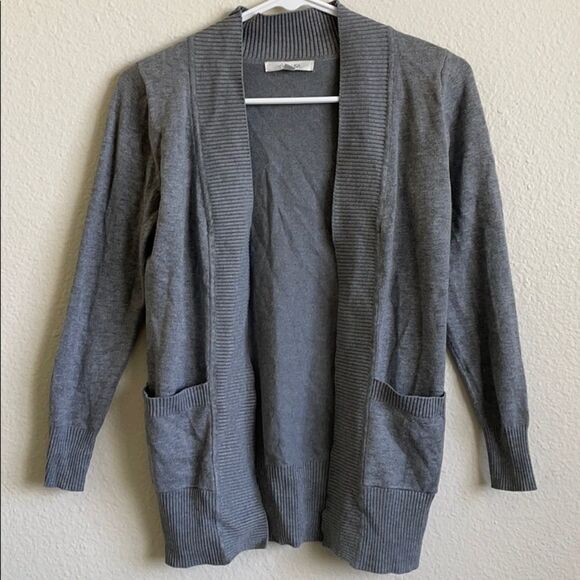 🔹4/$25 Gray sweater  - Picture 1 of 7